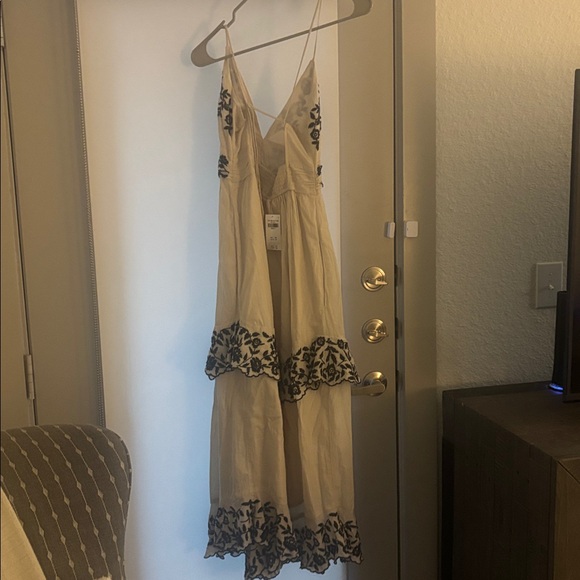Abercrombie & Fitch Cream Maxi Dress with Black Accents - Picture 2 of 4